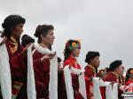 西藏贡觉民众载歌载舞迎宾朋