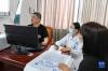 8月10日，北京天坛医院神经外科学中心主任医师隋大立（左）和西藏自治区第二人民医院的医生为患者义诊。