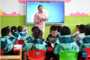 9月4日，青海省果洛藏族自治州阿尼玛卿幼儿园老师给孩子们上课。