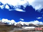 青海阿尼玛卿：圣洁雪山与蓝天白云“共舞”