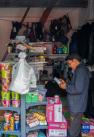 尼泊尔边民在樟木口岸互市贸易市场选购商品（9月9日摄）。新华社记者 姜帆 摄