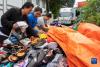 尼泊尔边民在樟木口岸互市贸易市场选购商品（9月9日摄）。新华社记者 姜帆 摄