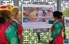 在拉萨市林周县边交林乡当杰村，人们在欣赏第十六届西藏珠穆朗玛摄影大展作品（9月8日摄）。新华社记者 张汝锋 摄