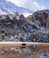这是在西藏昌都市边坝县边坝镇普玉村拍摄的三色湖中的黄湖一景（10月27日摄）。