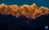 这是11月13日在索松村拍摄的日落时分的南迦巴瓦峰。新华社记者 姜帆 摄