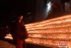 图为色拉寺内点燃上千盏酥油灯。
