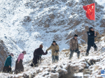 西藏移民警察在冰峰雪岭里开展巡逻踏查