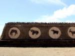 青海刚察“牛粪艺术墙”展示草原“最炫民族风”